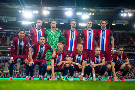 The starting eleven of Norway pose for a team photo