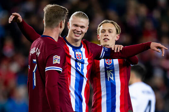 Erling Braut Haaland celebrates with teammates Alexander