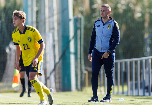 head coach Andreas Pettersson of Sweden