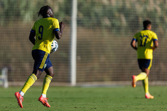 Kalipha Jawla of Sweden celebrates