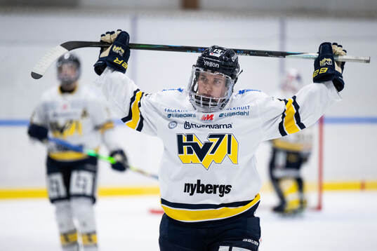 HV71s Julia Nearis deppar