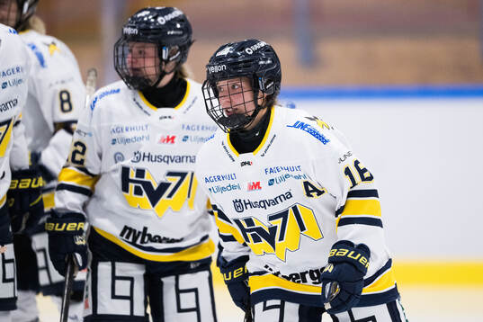 HV71s Kajsa Armborg jublar