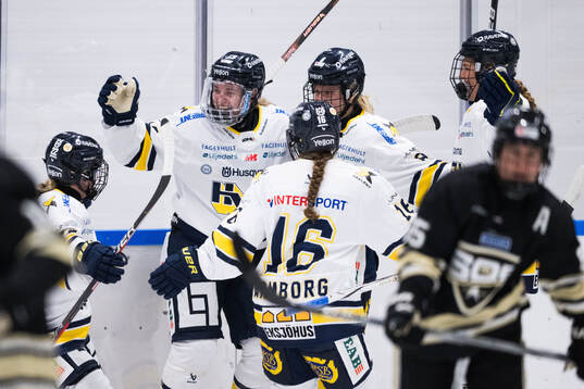 HV71s Julia Nearis jublar
