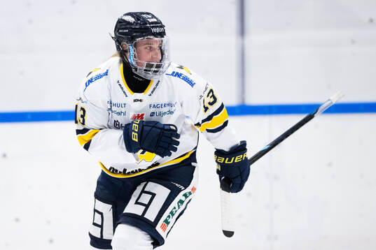 HV71s Julia Nearis jublar