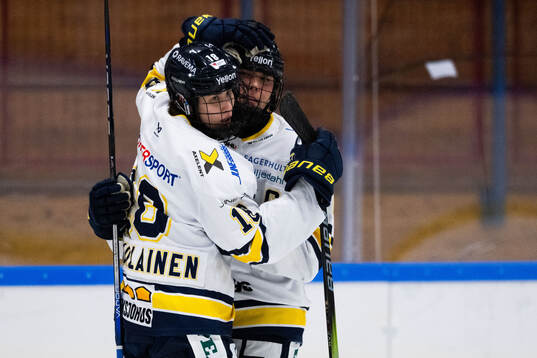 HV71s Elin Svensson jublar med Emmi Rakkolainen