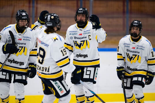 HV71s Elin Svensson jublar med Klara Seroiszkova