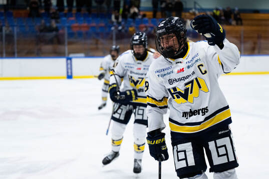 HV71s Elin Svensson jublar