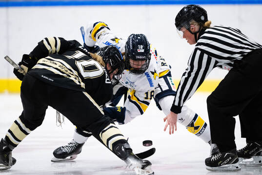 SDEs Julie Zwarthoed och HV71s Emmi Rakkolainen