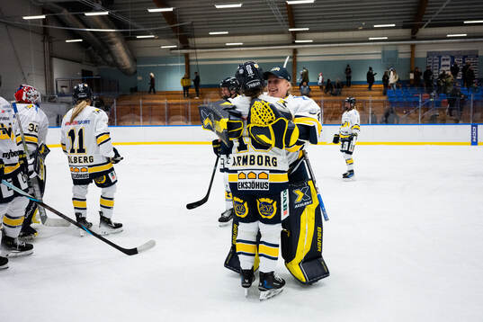 HV71s Kajsa Armborg och målvakt Lina Van Noort jublar