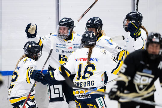 HV71s Julia Nearis jublar med lagkamrater
