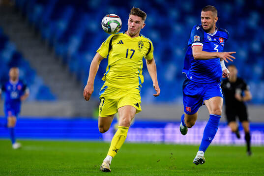Viktor Gyökeres of Sweden and Denis Vavro of Slovakia