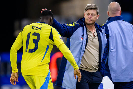 Ken Sema and head coach Jon Dahl Tomasson of Sweden