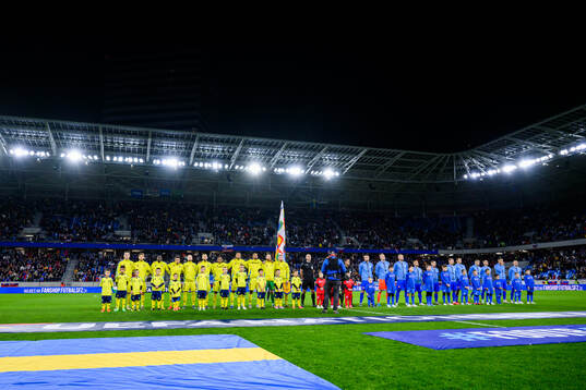 Players of Sweden and of Slovakia