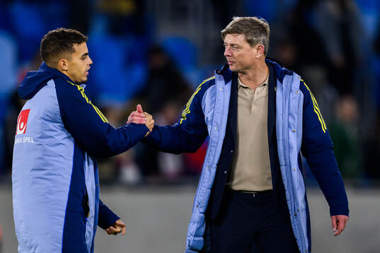 Yasin Ayari and head coach Jon Dahl Tomasson of Sweden