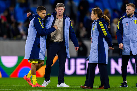 Yasin Ayari and head coach Jon Dahl Tomasson of Sweden