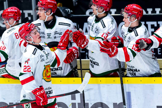 Moras Petter Vesterheim jublar med lagkamrater