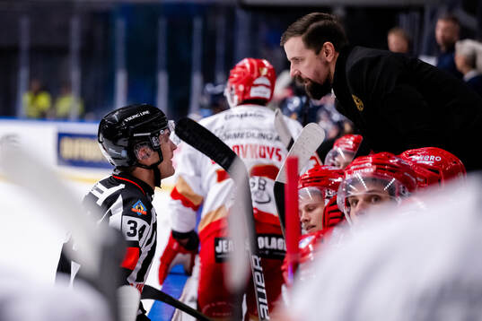 Kalmars huvudtränare Viktor Tuurala i samtal med domaren