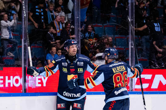 Djurgårdens Dick Axelsson jublar med Linus Klasen