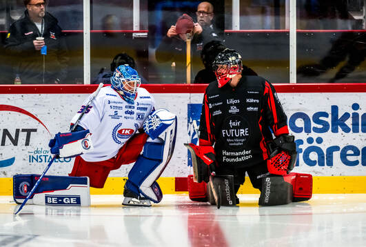 IK Oskarshamns målvakt Emil Kruse och Nybros målvakt Tex
