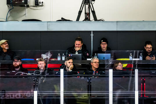 Journalister på pressläktaren