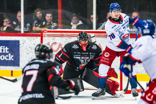 Nybros målvakt Tex Williamsson och IK Oskarshamns Evan