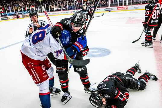 IK Oskarshamns Evan Weinger och Nybros Elias Stenman
