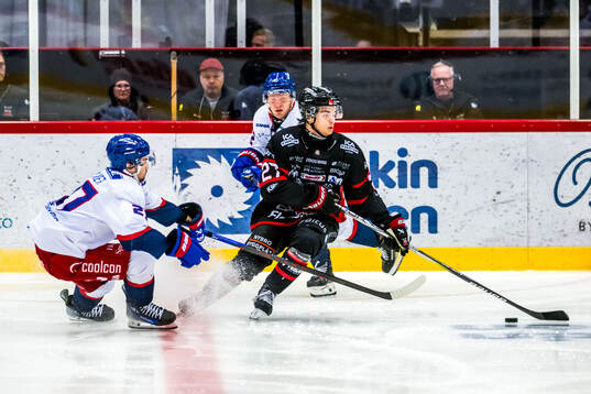 IK Oskarshamns Nolan Walker och Nybros Alex Ciernik