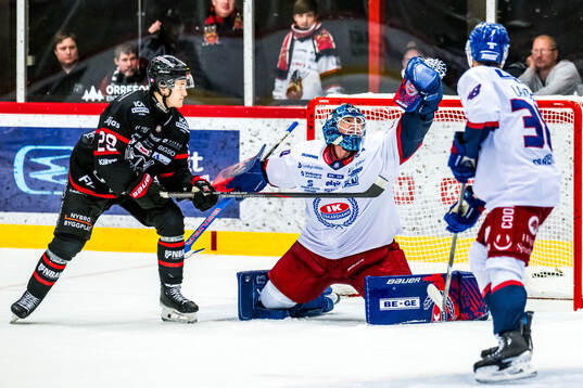 Nybros Louis Boudon och IK Oskarshamns målvakt Tomas Rydén