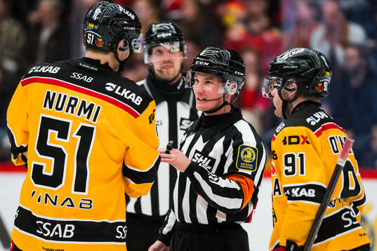 Luleås Markus Nurmi och domare Alexander Österberg
