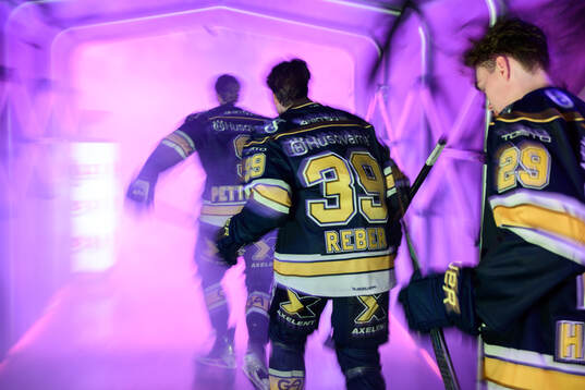 HV71s spelare åker ut på isen innan ishockeymatchen i SHL