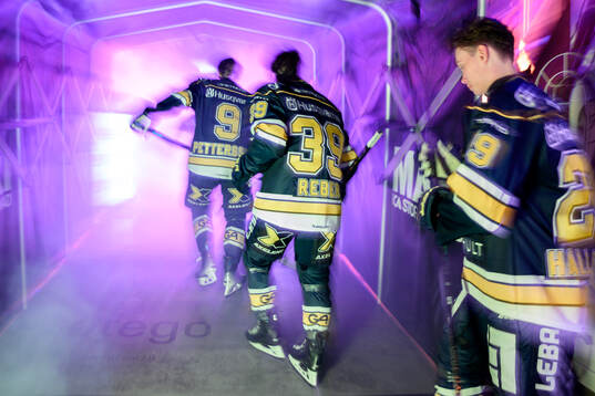 HV71s spelare åker ut på isen innan ishockeymatchen i SHL