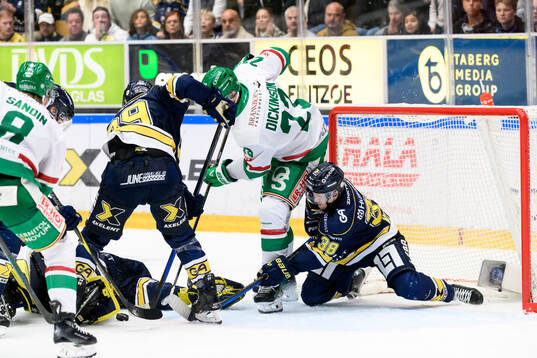 Rögles Josh Dickinson och HV71s Olle Alsing