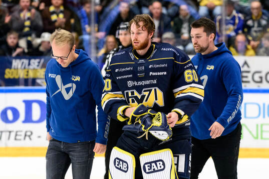 HV71s målvakt Hugo Alnefelt lämnar isen skadad