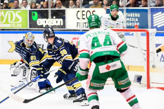 Rögles Felix Nilsson (ej i bild) gör 3-4 bakom HV71s