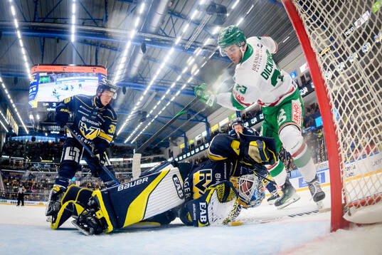 HV71s målvakt Hugo Alnefelt och Rögles Josh Dickinson