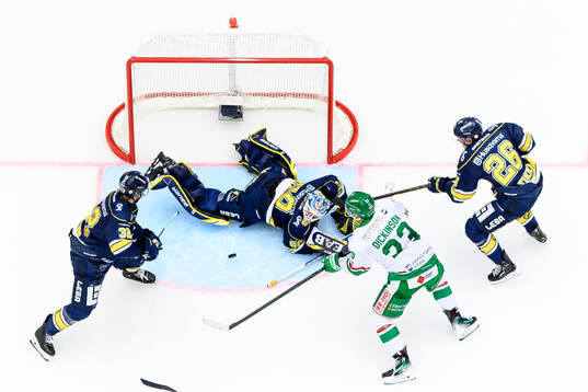 HV71s målvakt Hugo Alnefelt och Rögles Josh Dickinson
