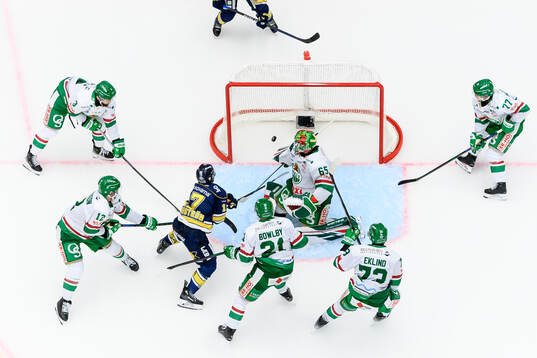HV71s Isac Brännström gör mål bakom Rögles målvakt