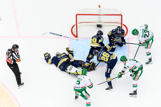 HV71s målvakt Hugo Alnefelt ligger skadad på isen