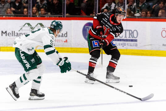 Färjestads Lucas Forsell och Örebros Peetro Seppälä