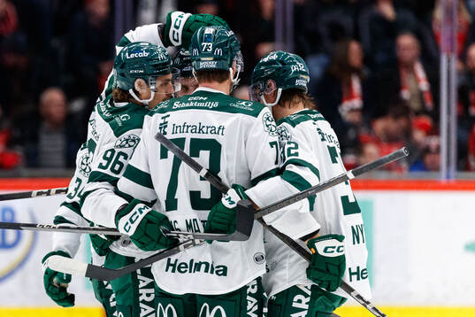 Färjestads David Tomasek jublar med lagkamrater