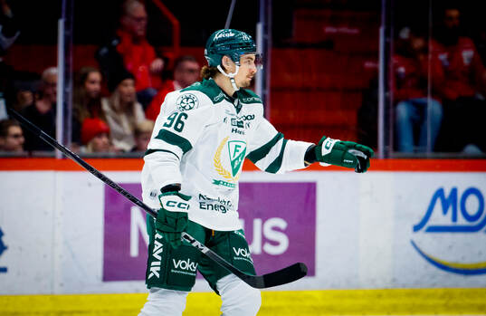 Färjestads David Tomasek jublar vid 0-1