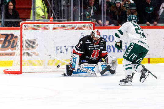 Örebros målvakt Jhonas Enroth släpper in 3-2 från