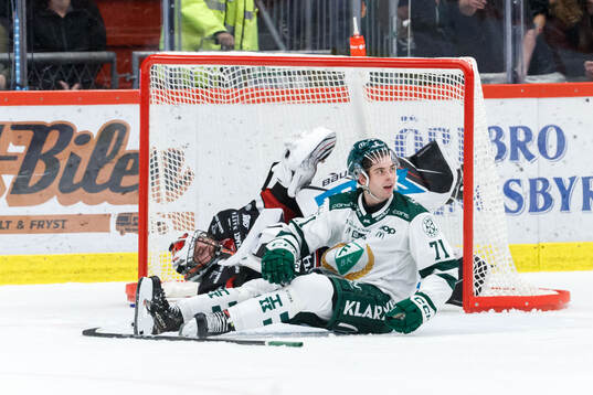 Färjestads Viktor Lodin och Örebros målvakt Jhonas Enroth