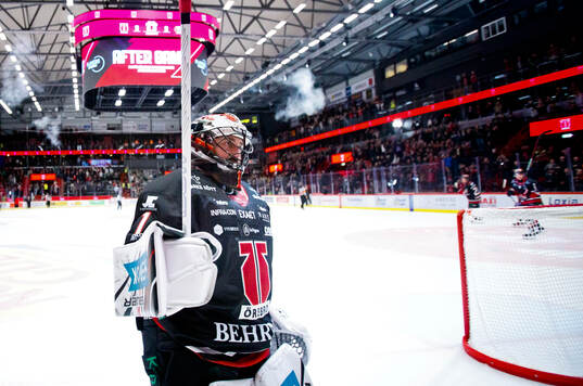Örebros målvakt Jhonas Enroth jublar