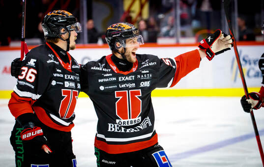 Örebros Emil Larsson och Robin Norell jublar vid 2-1