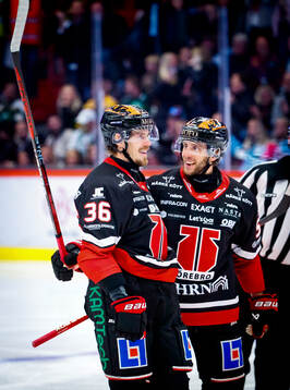 Örebros Emil Larsson och Robin Norell jublar vid 2-1