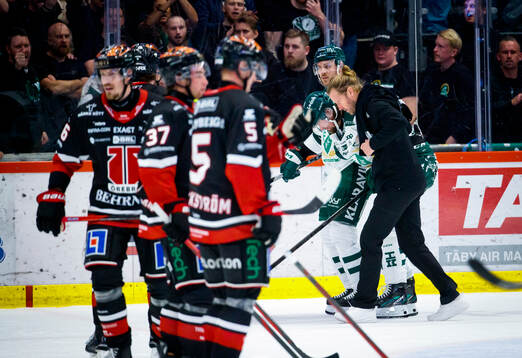 Färjestads Linus Johansson lämnar isen skadad