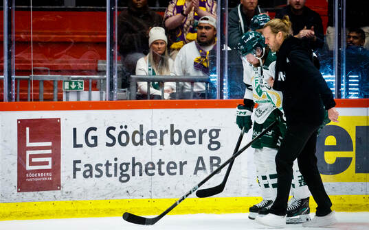 Färjestads Linus Johansson lämnar isen skadad