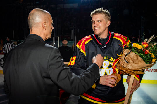 Brynäs Jakob Silfverberg hyllas för 200 matcher med