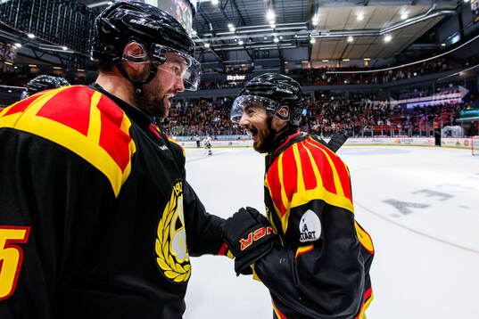Brynäs Simon Bertilsson och Bobby Trivigno jublar